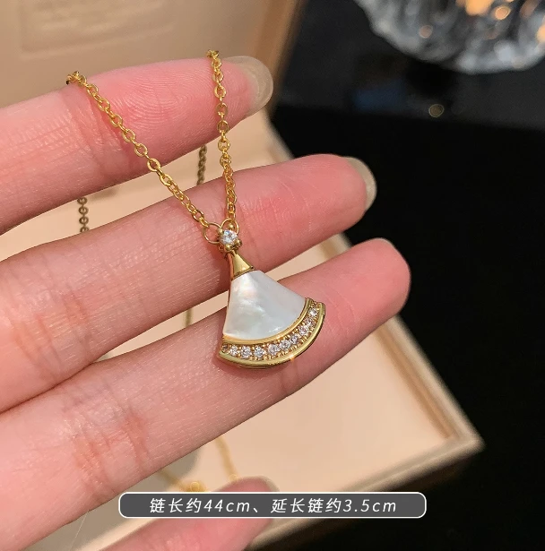 钛钢项链 钛钢镀18K金色经典小扇子项链女生白贝轻奢首饰锁骨链