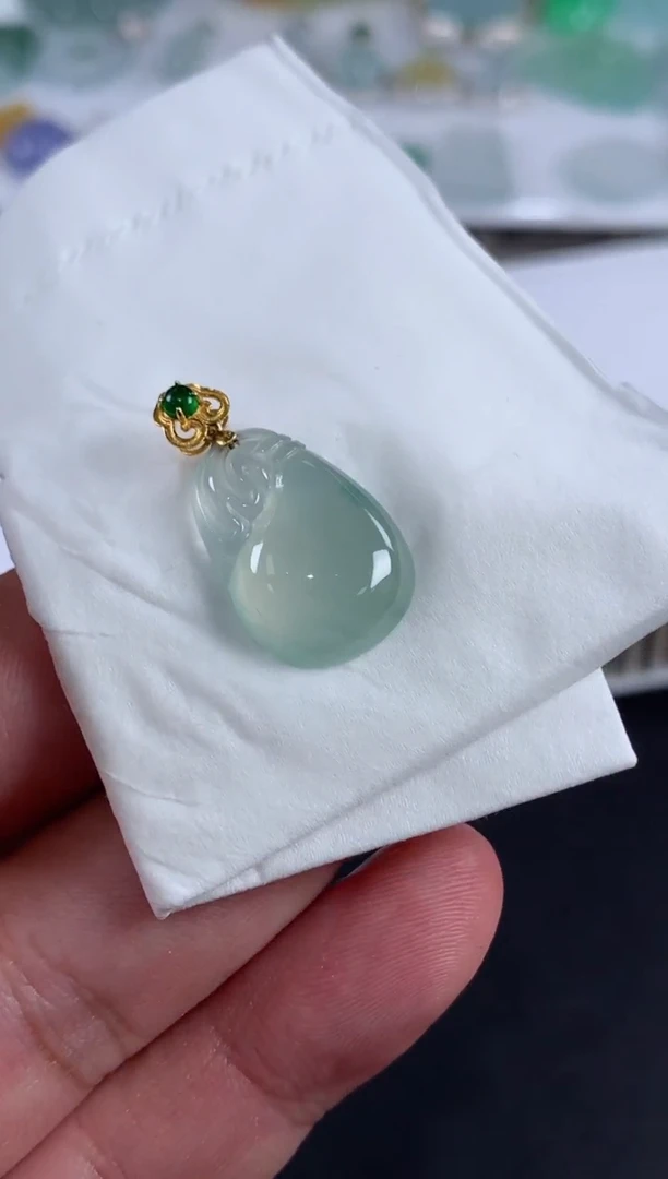 颈饰18K金镶嵌翡翠夜****王翡翠