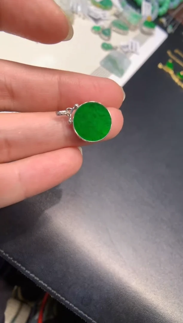 颈饰18K金镶嵌翡翠无事牌