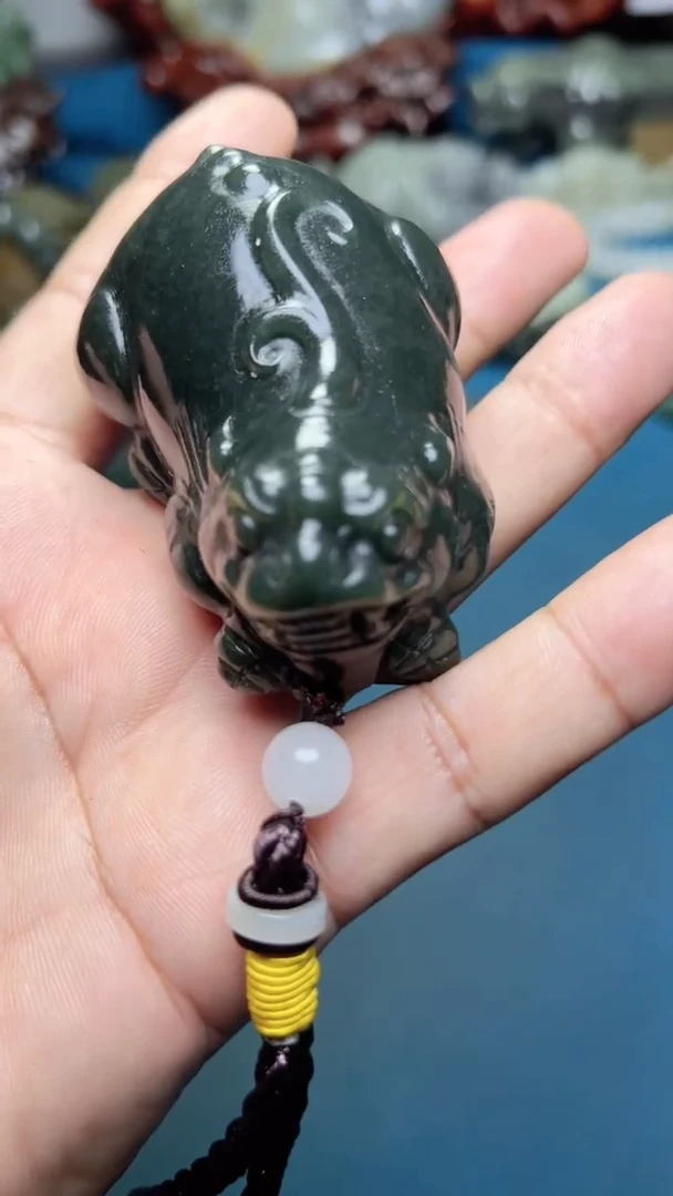 和田玉未镶嵌把件.