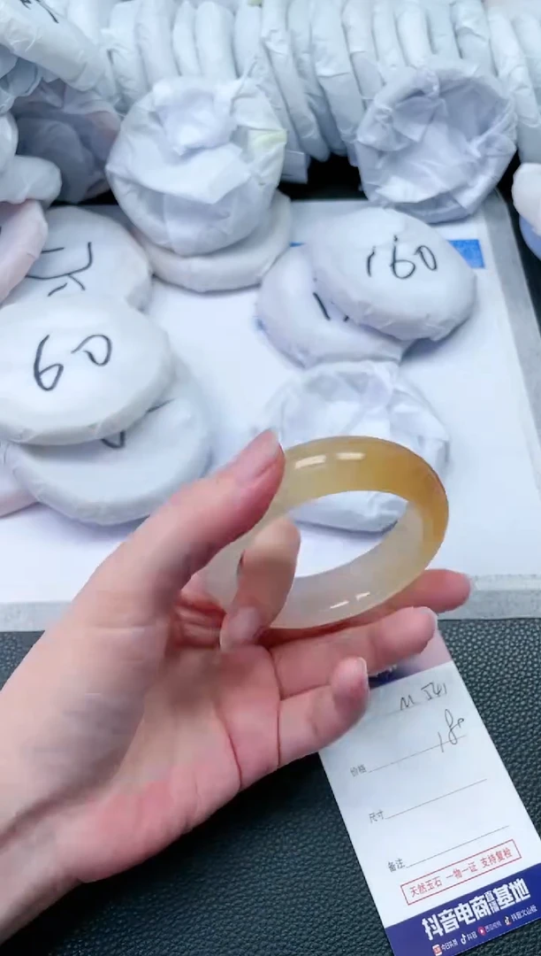 【闪购商品】石英质玉手镯未镶嵌M541