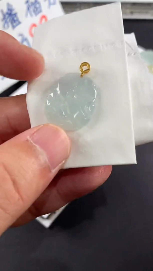 颈饰18K金镶嵌翡翠微**阳翡翠