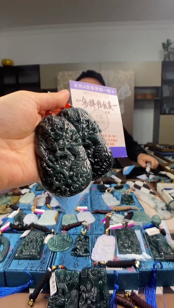 颈饰未镶嵌翡翠  多样性发其一