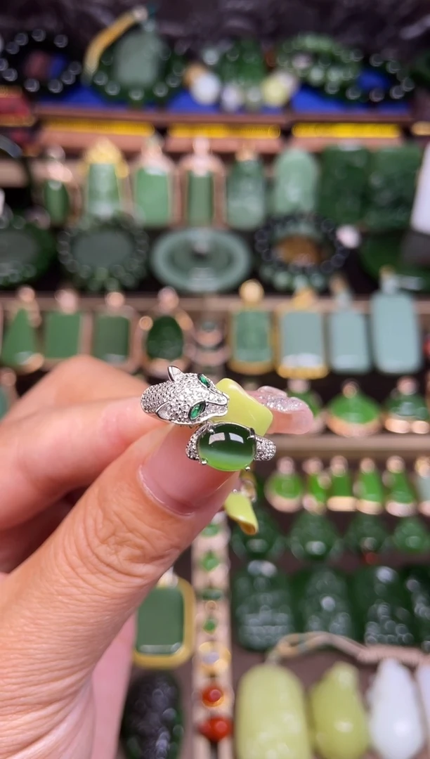 和田玉未镶嵌颈饰猫眼戒指