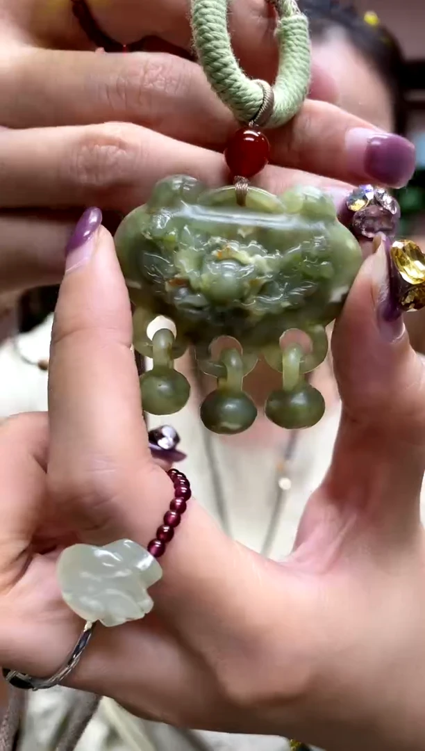 岫玉未镶嵌吊坠·