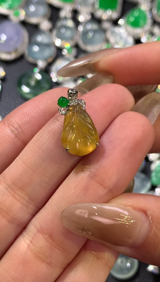 【闪购商品】翡翠颈饰18K金镶嵌黄翡叶子