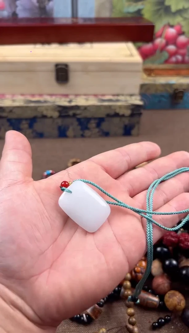 颈饰未镶嵌和田玉..................