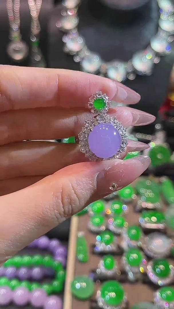 18K金镶嵌戒指翡翠戒指