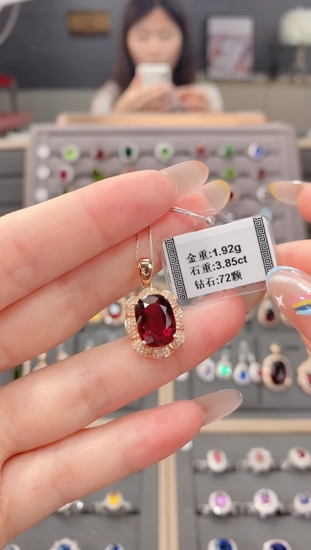 18K金镶嵌颈饰碧玺3.85