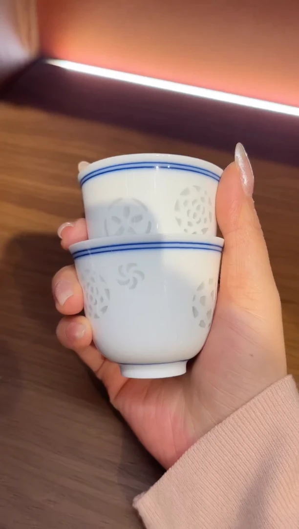 摆件景德镇陶瓷玲珑皮球花小铃铛杯一对