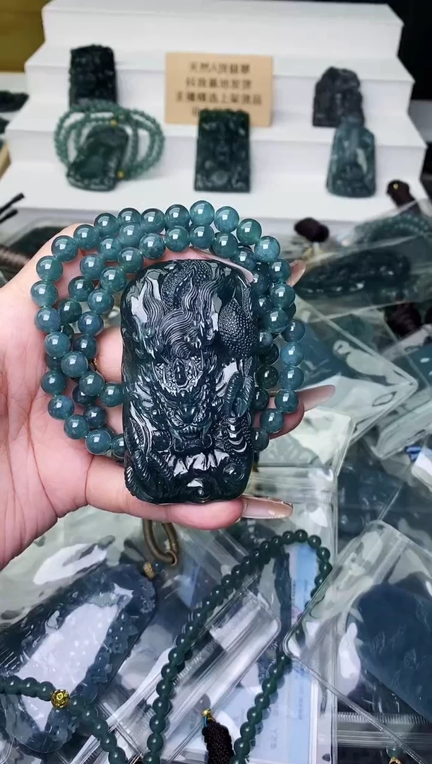 颈饰未镶嵌翡翠