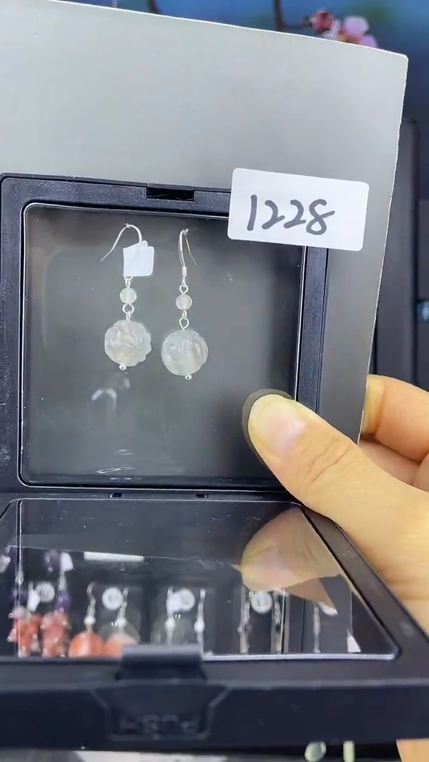 未镶嵌耳饰水晶喜欢拍