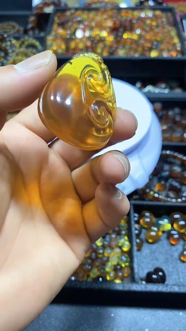 绿珀颈饰未镶嵌破**蝶天然缅甸琥珀
