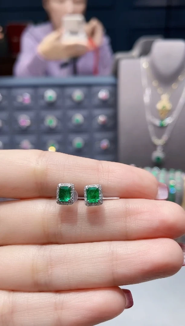 【闪购商品】祖母绿耳钉18K金镶嵌0.82克拉