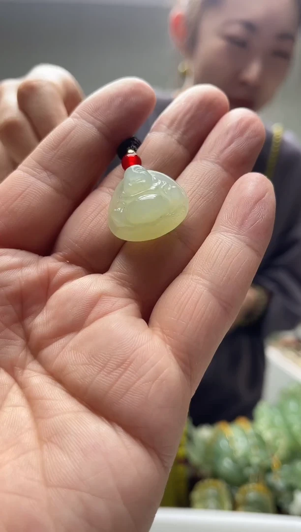 未镶嵌岫玉颈饰`