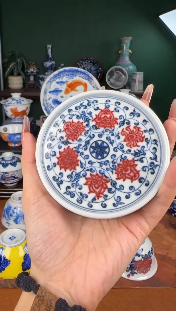 杯艺汉珍藏。 青花釉里红缠枝莲。 盖置