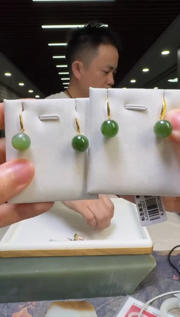 18K金镶嵌和田玉耳饰圆珠耳钩多样性发一对