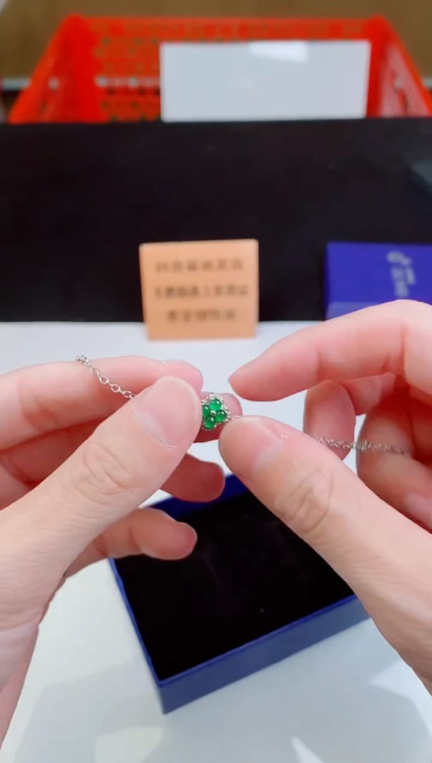颈饰未镶嵌翡翠  ·