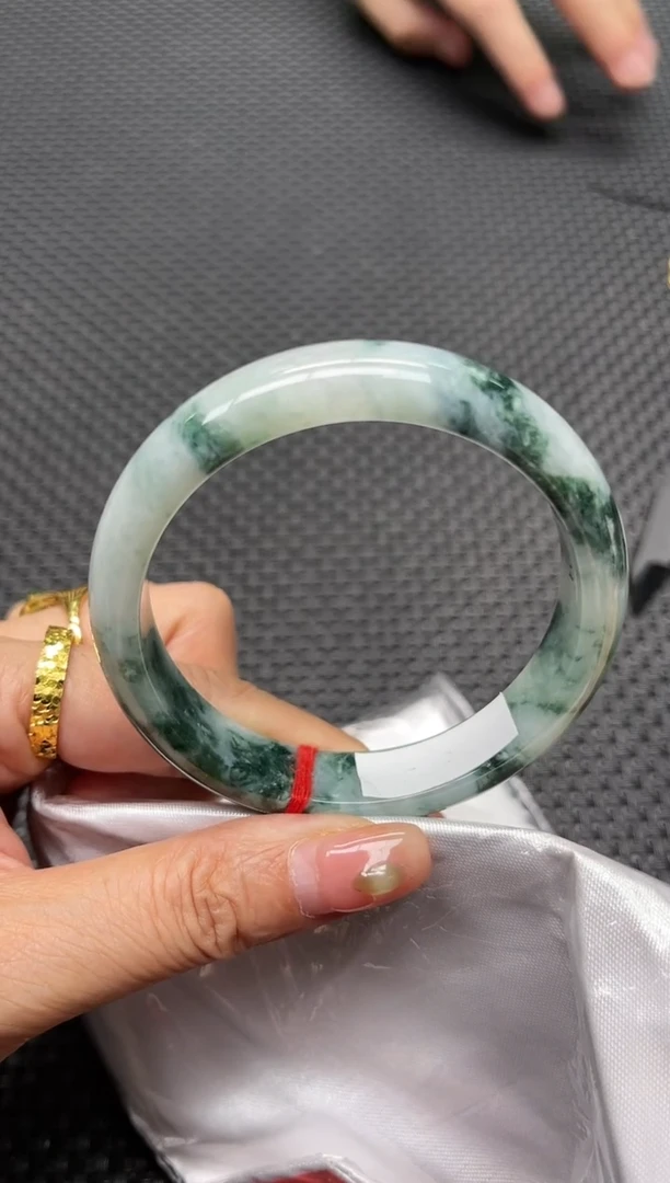 翡翠手镯未镶嵌多样性发1件 圈口约57mm 07