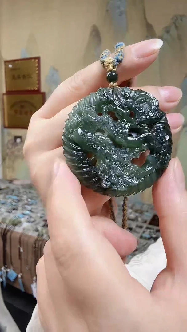 和田玉未镶嵌颈饰.