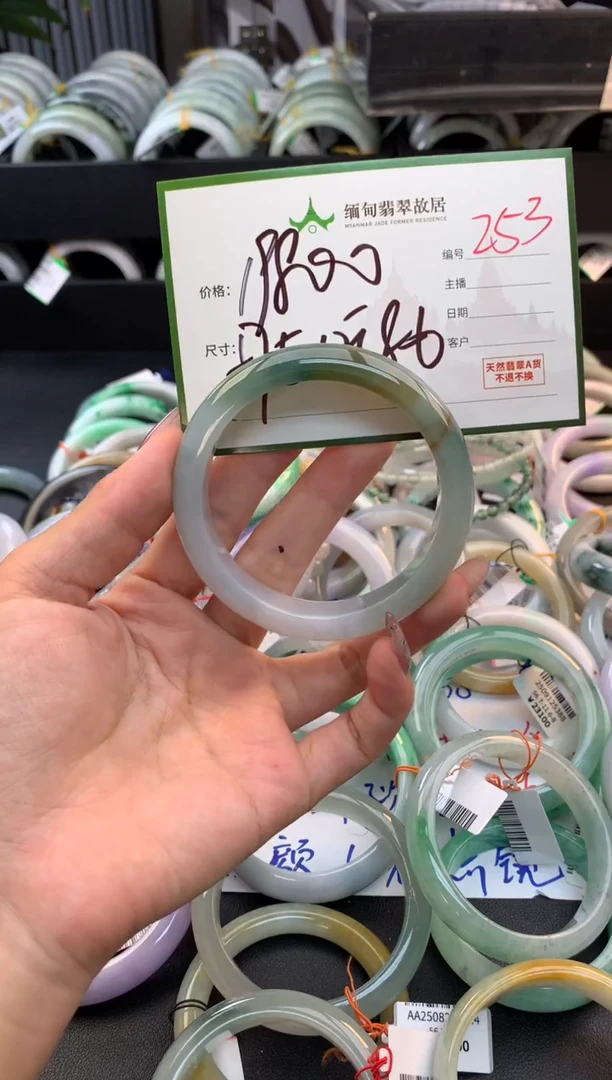 未镶嵌定制翡翠毛货需精细抛光+多人
