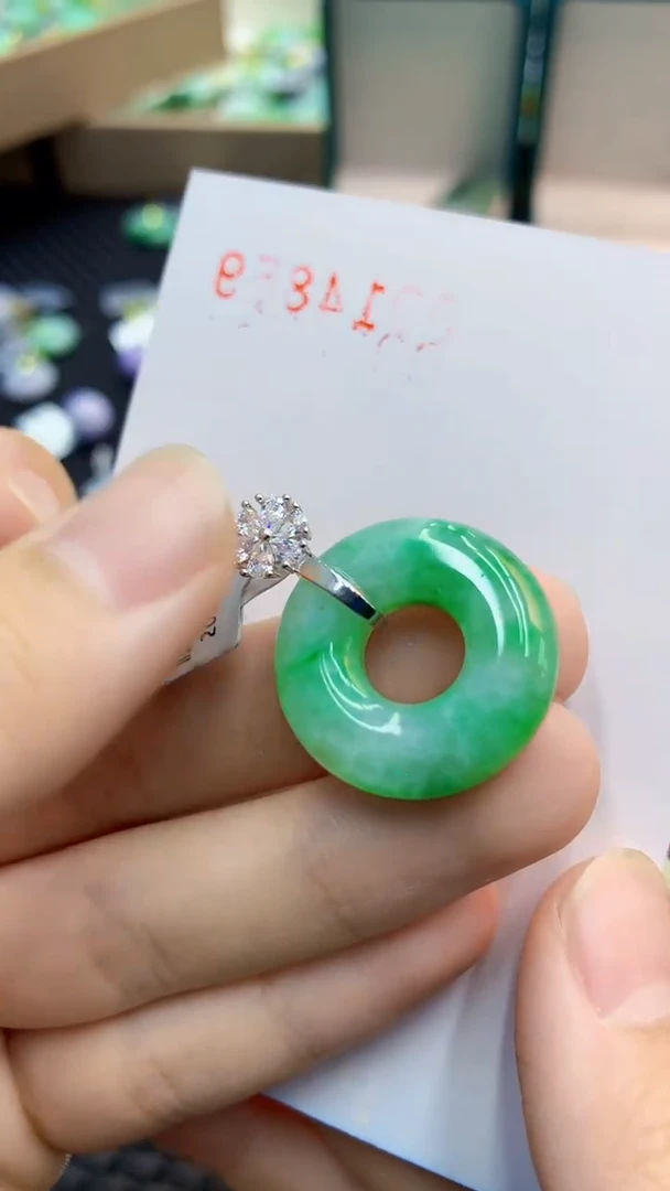 翡翠未镶嵌颈饰             1