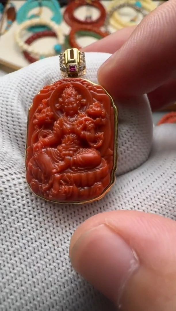 18K金镶嵌配饰南红玛瑙旁**~1111