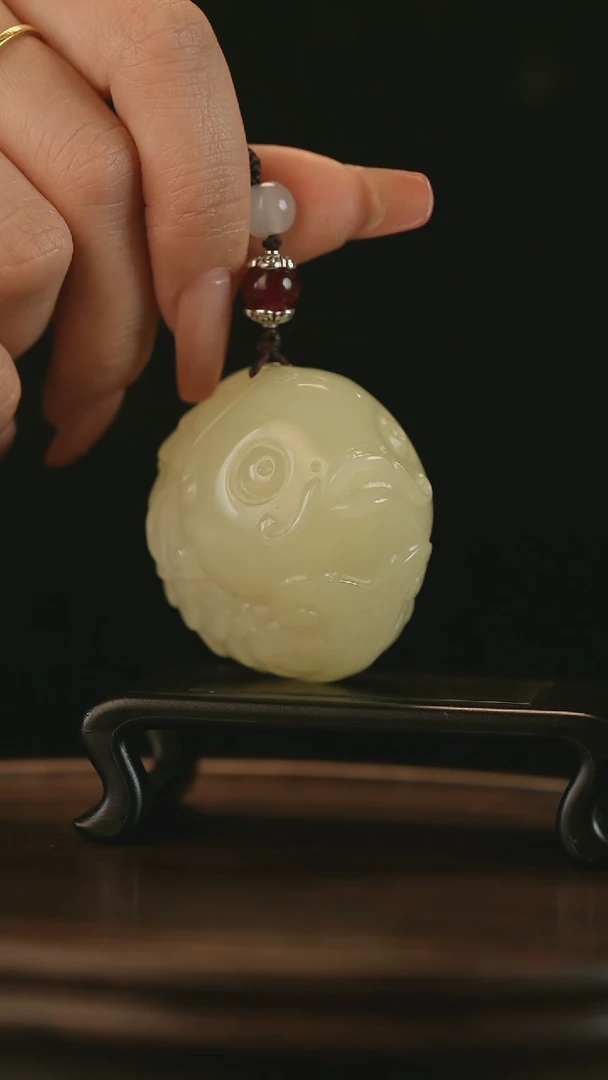 云南石竹叶青雕刻：年年有余