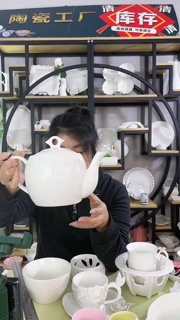 【闪购商品】陶瓷浮雕茶壶一只