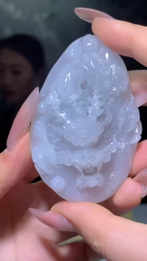 翡翠未镶嵌颈饰雕刻