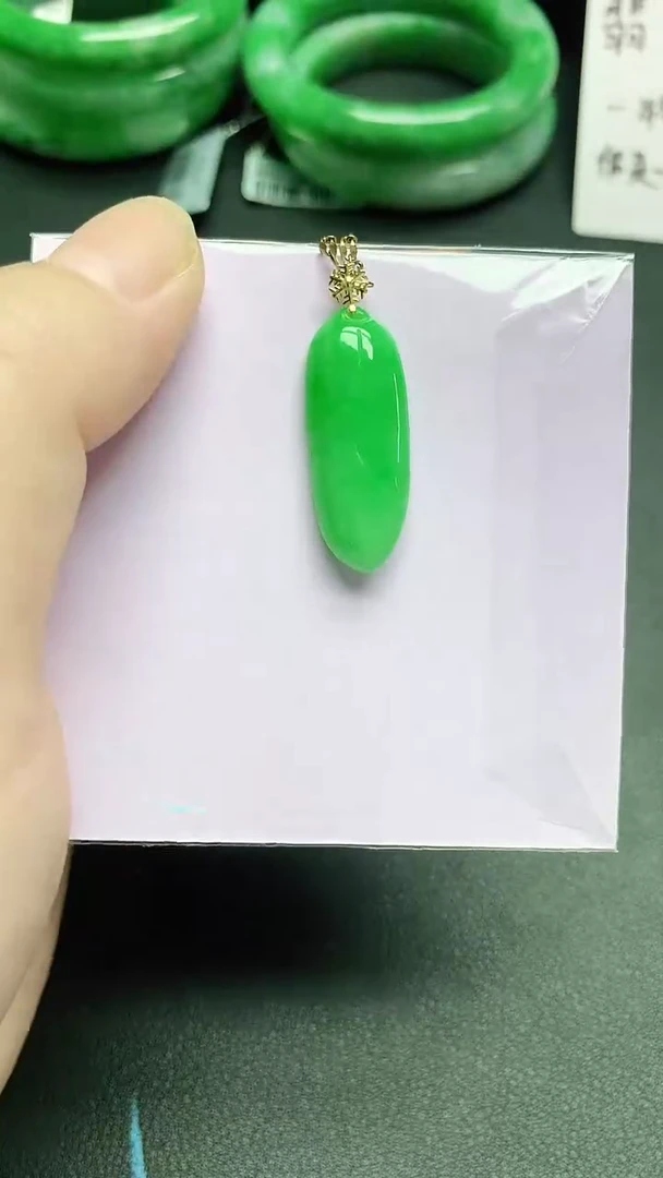 颈饰18K金镶嵌翡翠礼盒证书