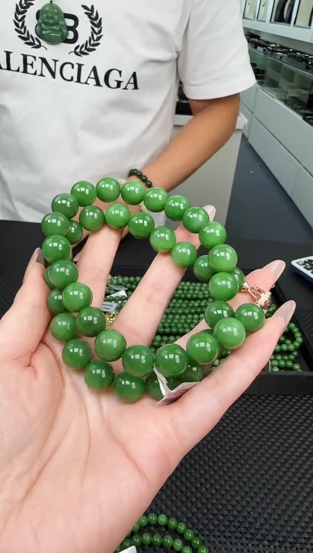 项链未镶嵌和田玉一条，约12mm，多样性发一件