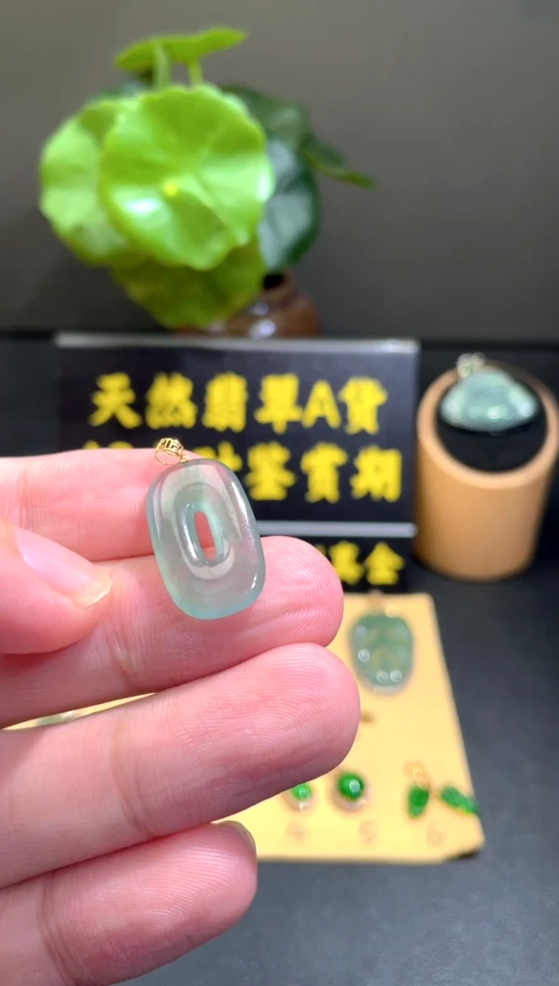 颈饰18K金镶嵌翡翠翡翠A货