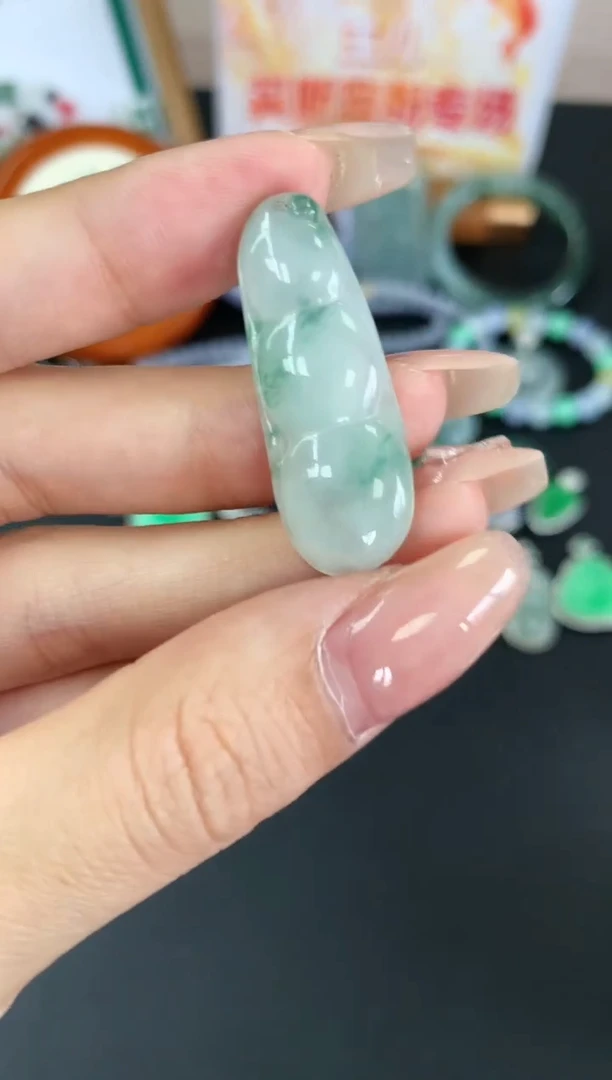 翡翠未镶嵌颈饰吊坠|不退不换