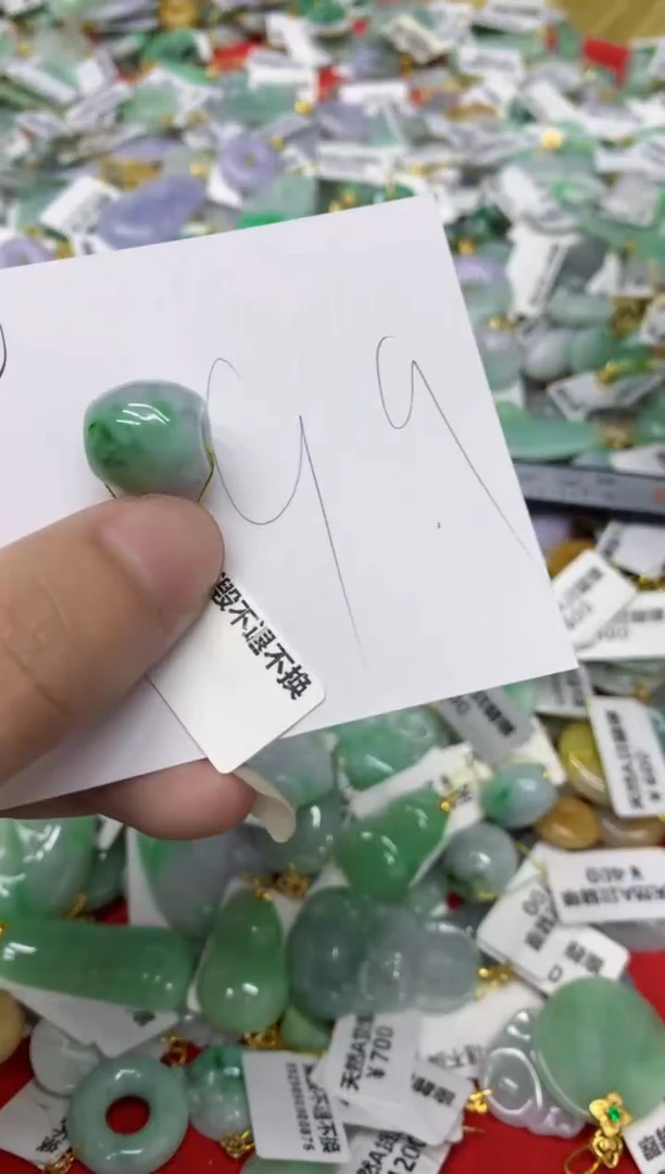 翡翠未镶嵌颈饰翡翠