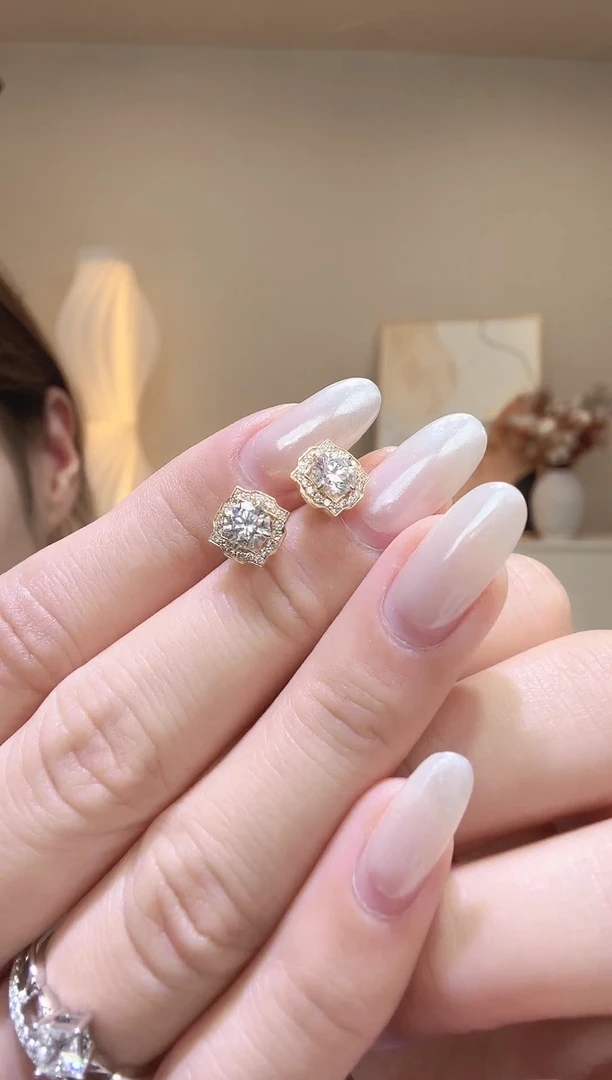 18K金镶嵌实验室培育钻石耳饰贝拉耳钉