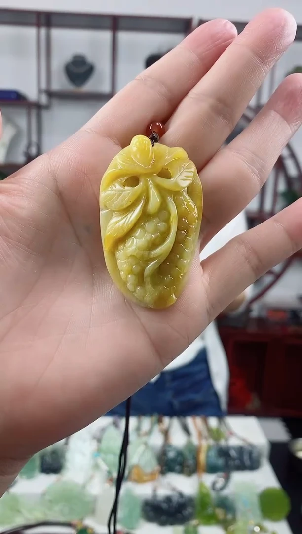 未镶嵌岫玉颈饰扁福