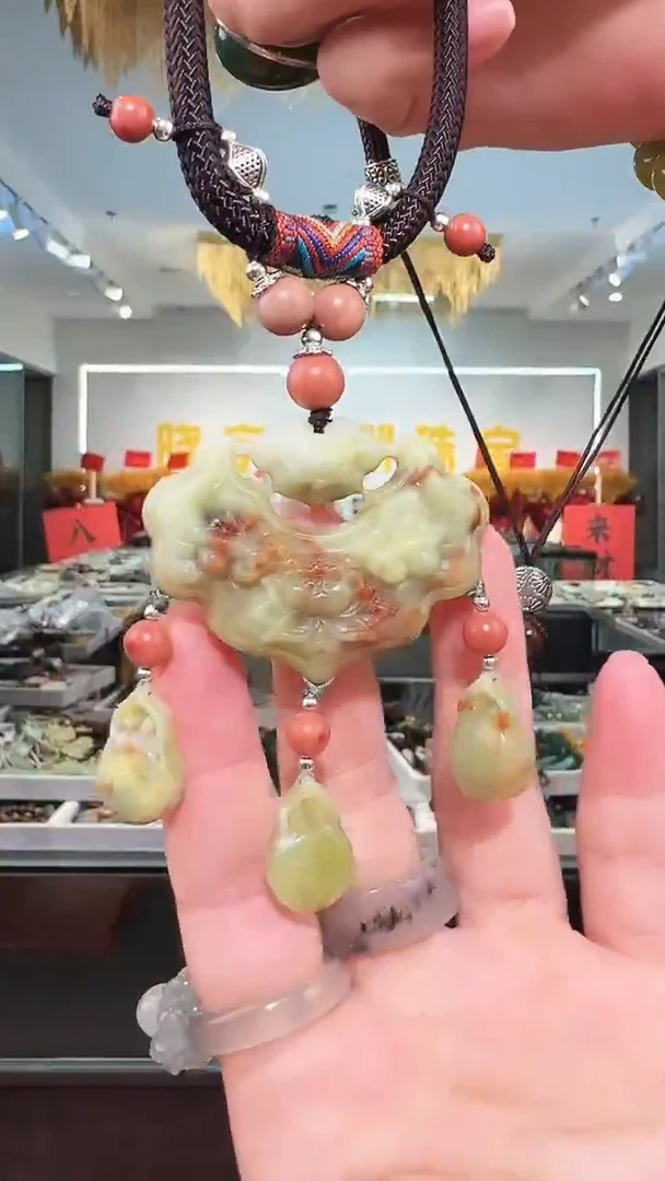 颈饰未镶嵌和田玉吊坠