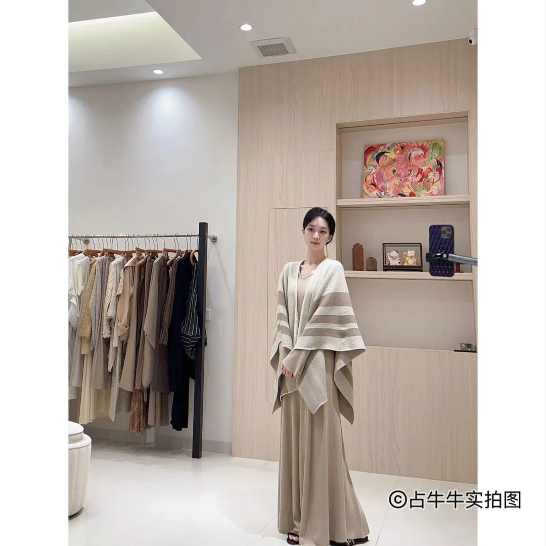 占牛牛I.NUNIU 枫叶报刊短披肩套装