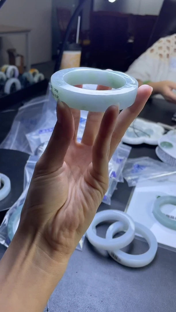 未镶嵌手镯定制翡翠水**洁手镯