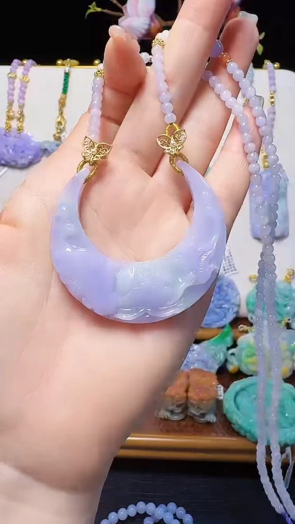 翡翠未镶嵌颈饰弯弯