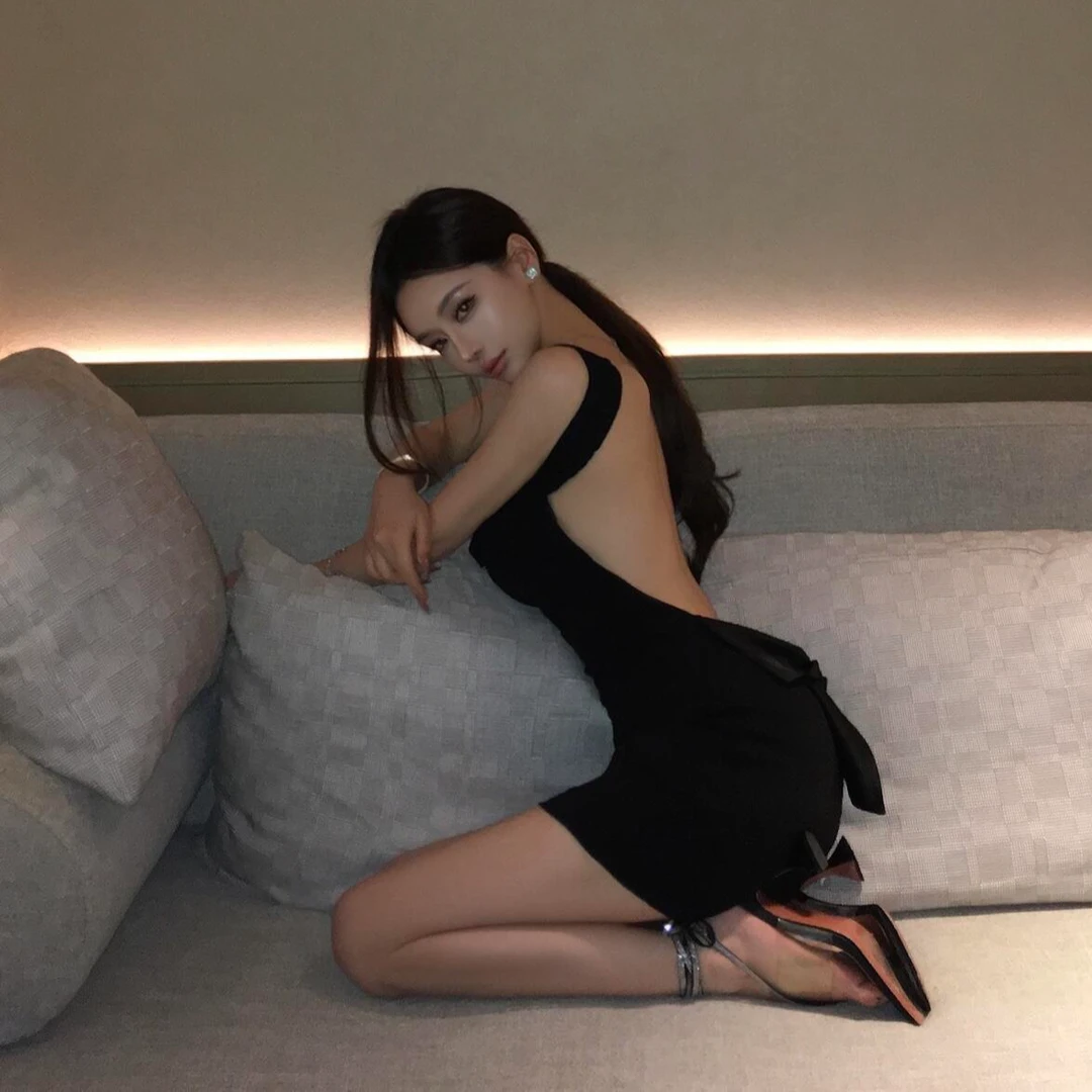 法式甜辣性感露背高级感连衣裙夏季新款设计感收腰显瘦时尚短裙