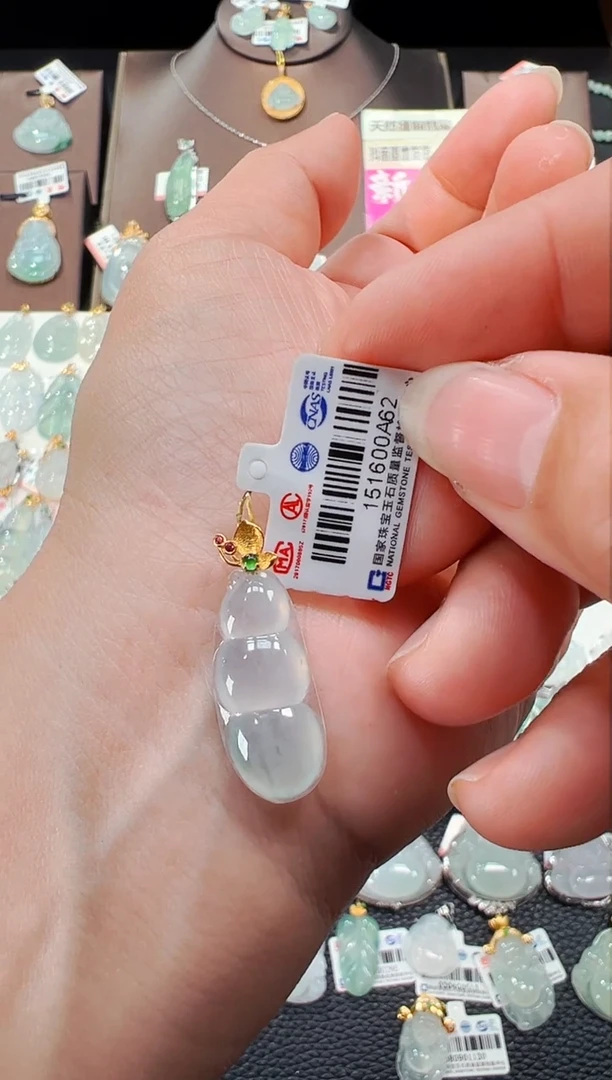 【闪购商品】翡翠吊坠(不含链)18K金镶嵌福豆吊坠A62