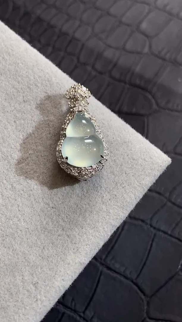 颈饰18K金镶嵌翡翠收到货48小时鉴赏期（超时不退不换）