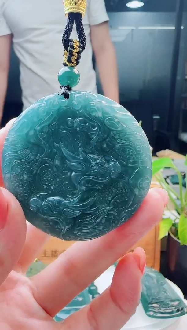 翡翠未镶嵌颈饰多样性发货其中一件