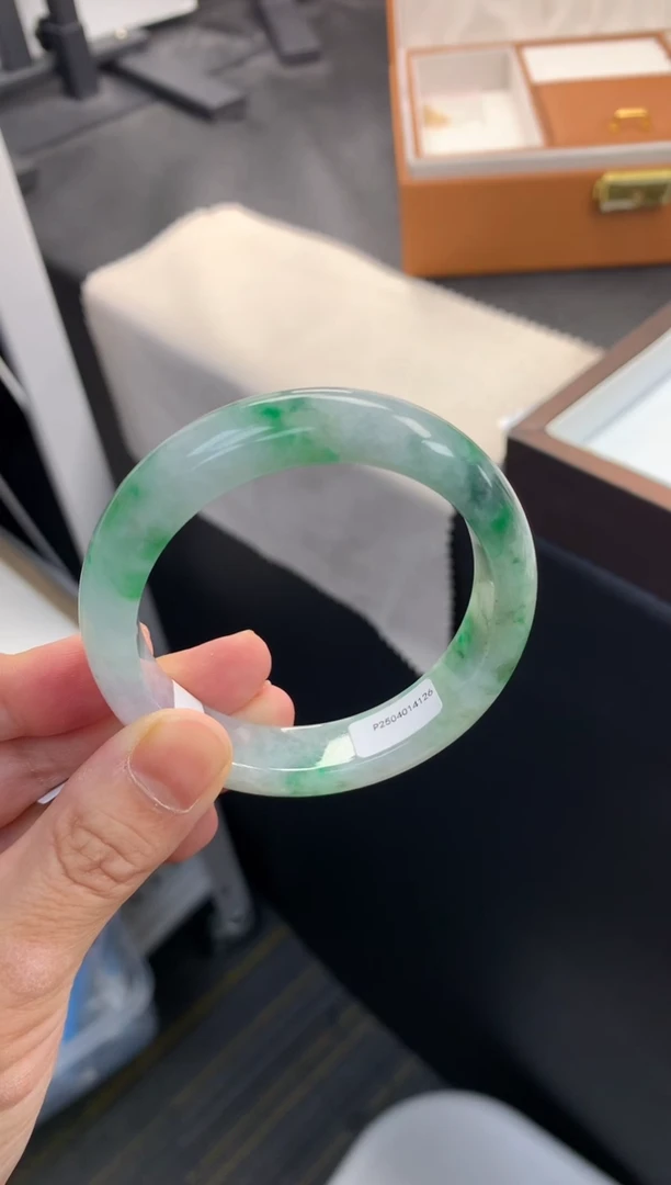 未镶嵌手镯翡翠退货需手镯吊牌标签完好