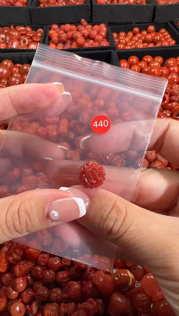 南红玛瑙未镶嵌颈饰2