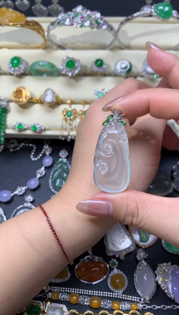 【闪购商品】翡翠颈饰18K金镶嵌吊坠