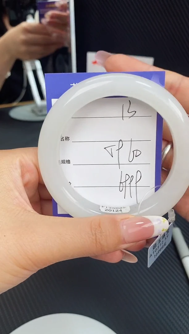 和田玉手镯未镶嵌微色差13