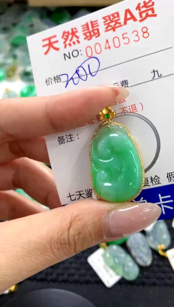 翡翠18K金镶嵌颈饰1111111111111111